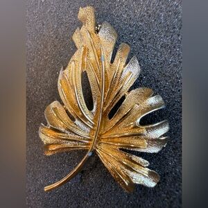 VINTAGE MONET GOLD TONE PIN Textured LEAF DESIGN Brooch